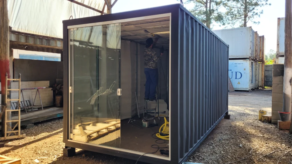 CONTAINER DE CORTINAS E SALA COMERCIAL1