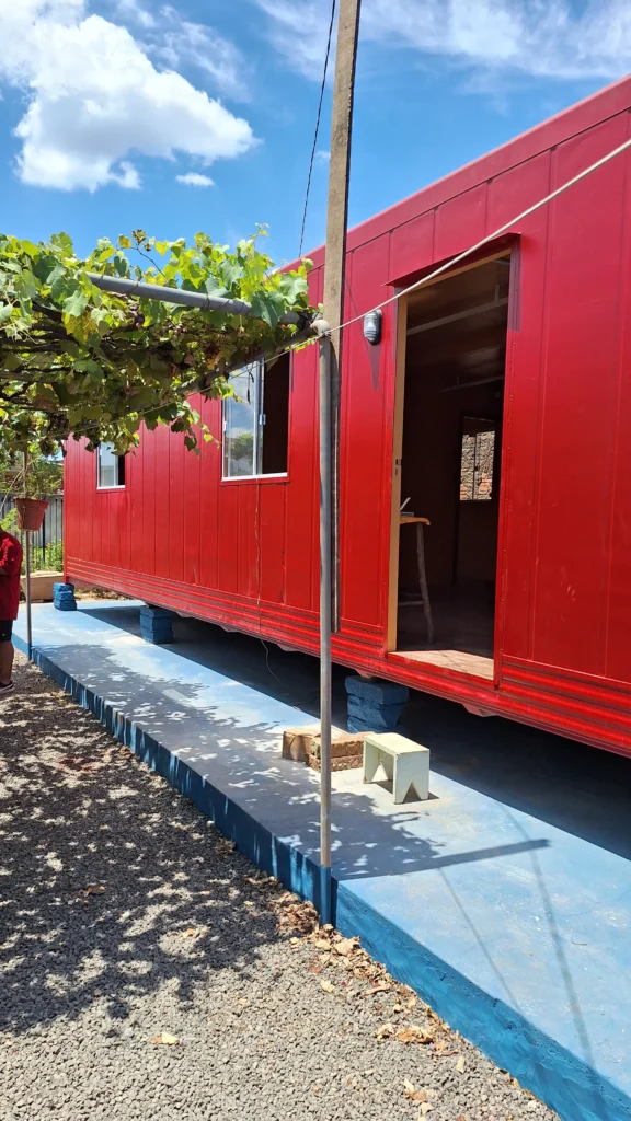 Casa em container vermelha116